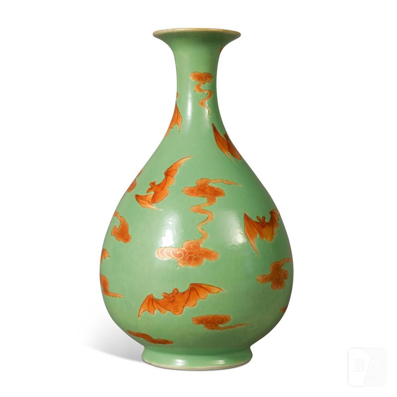 A lime-green-ground iron-red 'bats' vase, yuhuchunping, Qing dynasty, 19th century | 清十九世紀 綠地礬紅彩描金雲蝠紋玉壺春瓶 - 图4